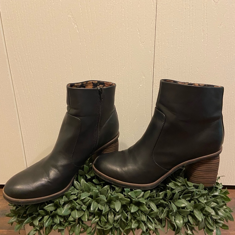 Korks Women's Destiny Block Heel Bootie Sz 11 Brown Ankle Boot Brown
Zip Close